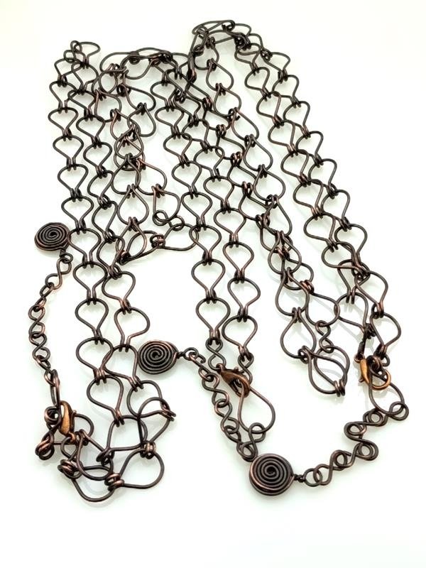 Komplet trzech łańcuchów o różnej długości 