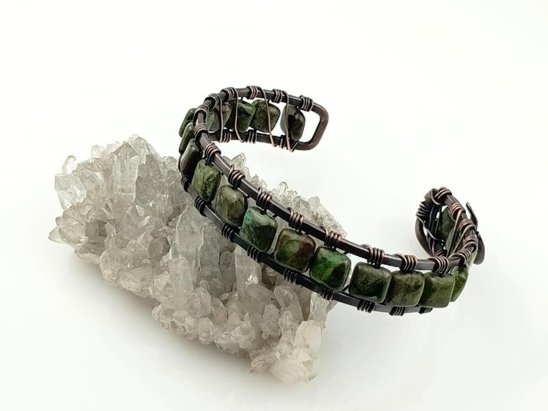 Męska bransoleta miedziana z ryolitem lasu deszczowego - kamieniem, którego energia rezonuje z energią Ziemi