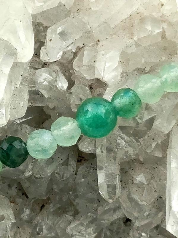 Naszyjnik z awenturynem kamieniem, który wiąże nas z żywiołem ziemi