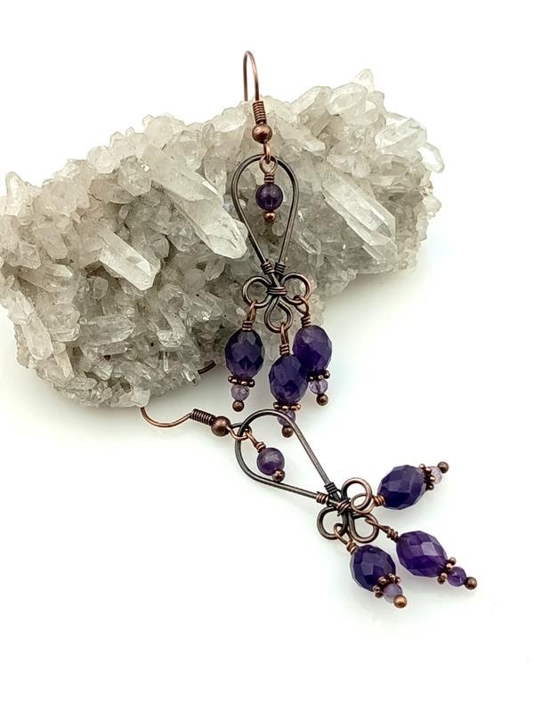 Kolczyki miedziane z ametystem – kamieniem ochrony i oczyszczenia