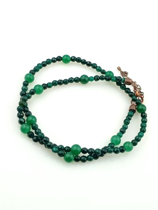 Wisior łatwo się zdejmuje, można więc założyć sam naszyjnik lub wykorzystać go jako bransoletkę