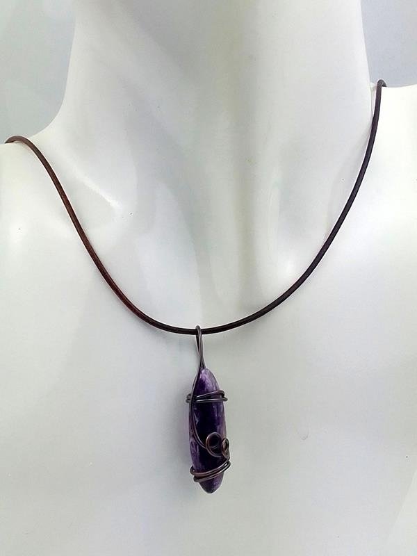 Czaroit - wisiorek miedziany (4.5x1.1 cm) na rzemyku naturalnym 47 plus 5 cm, waga 9 gram, znak Skorpiona, Strzelca, Ryb, Wodnika i Panny 