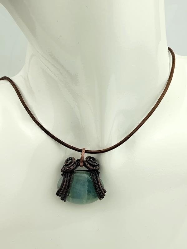Prezent z okazji 19 rocznicy ślubu - damski wisior miedziany z kaboszonem akwamarynu na rzemyku naturalnym, rękodzieło