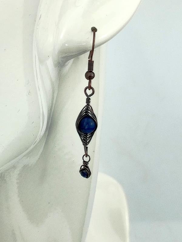 Prezent dla nauczycielki, fizjoterapeutki, sportsmenki, trenerki fitness - kolczyki miedziane z naturalnym sodalitem