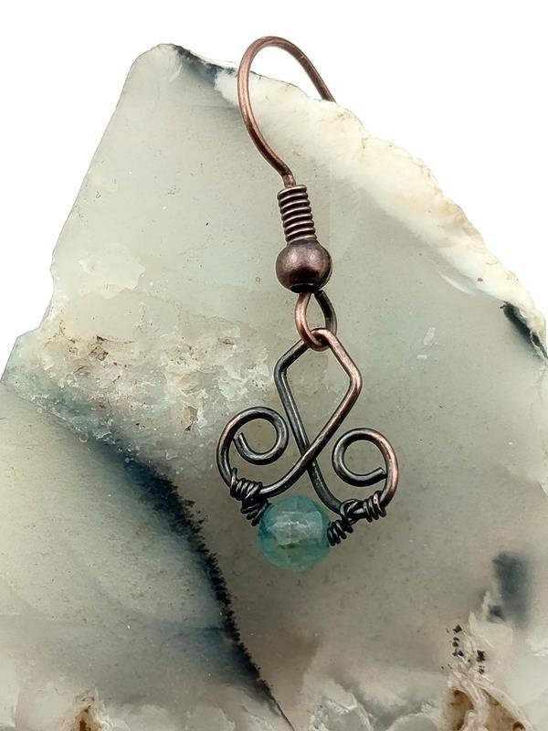 Kolczyki miedziane z błękitnym topazem dla znaku Strzelca, Panny, Wagi, Wodnika, Byka, Bliźniąt, Lwa i Skorpiona