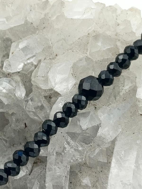 Naszyjnik z czarnym spinelem - powiększenie