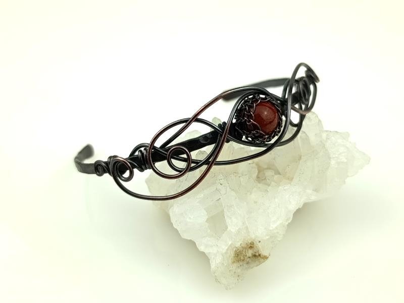 Bransoletka miedziana z jaspisem czerwonym dla pracownicy handlu, kelnerki