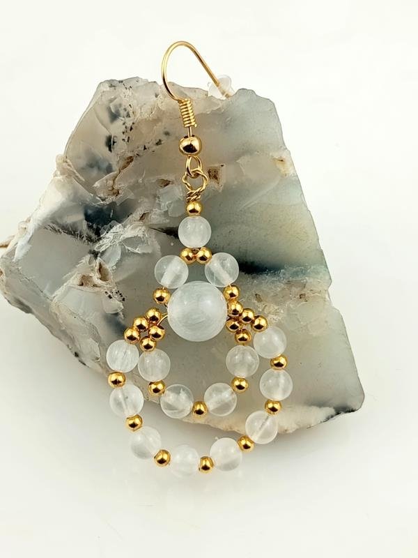 Kolczyki mosiężne z selenitem dla znaku Byka, Raka, Koziorożca