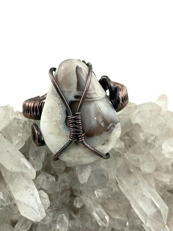 Damski pierścionek miedziany z polerowanym kamykiem agatu z Botswany