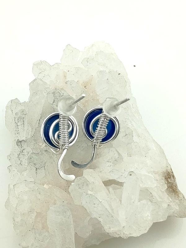 Kolczyki ze srebra Ag999 z niebieskim agatem dla chińskiego znaku Smoka