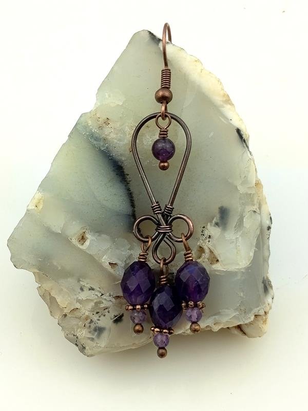 Kolczyki miedziane z ametystem dla znaku Panny, Barana, Strzelca, Koziorożca, Wodnika i Ryb oraz chińskiego znaku Smoka