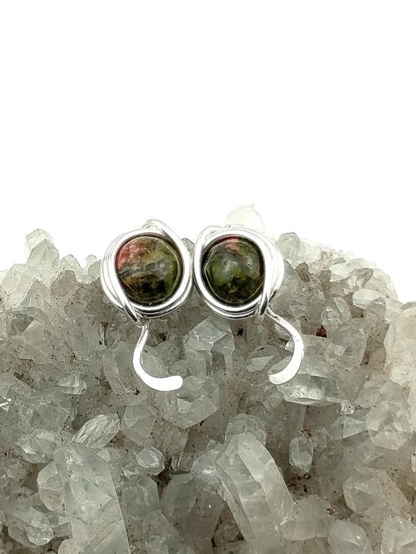 Jaspis unakit - damskie kolczyki z drutu srebrnego Ag999 na sztyftach dla numerologicznej 2, 6 i 9