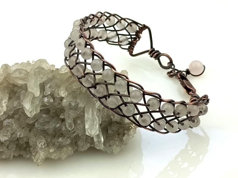 Bransoletka miedziana z kwarcem różowym, splot Kumihimo, obwód 15.5 cm plus 2 cm, waga 14 gram, rękodzieło