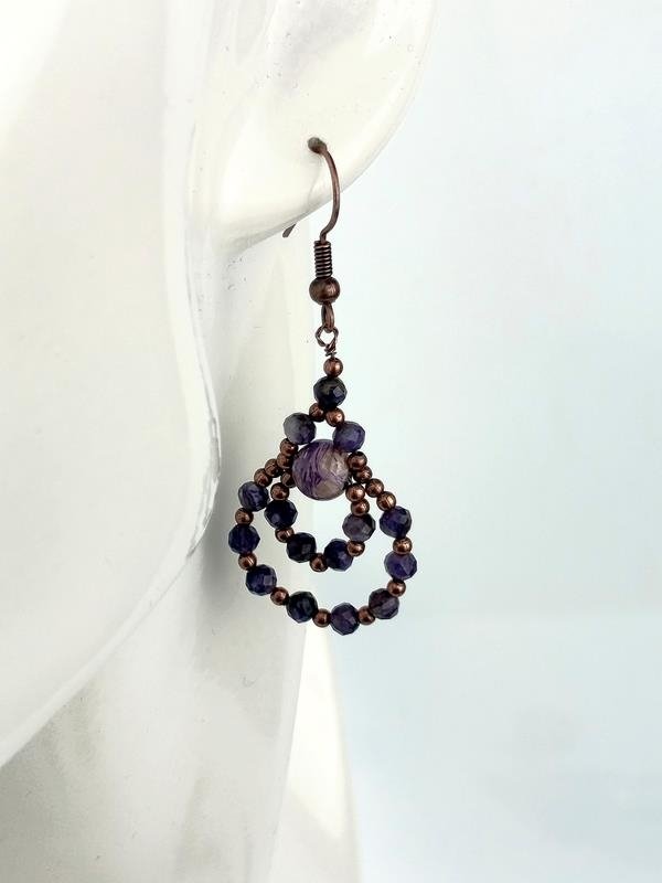 Kolczyki miedziane z czaroitem – kamieniem, który łączy nas z żywiołem wiatru