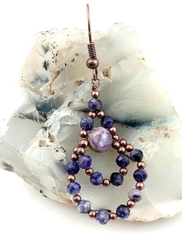 Kolczyki miedziane z czaroitem dla numerologicznej 5, 6, 7 i 9