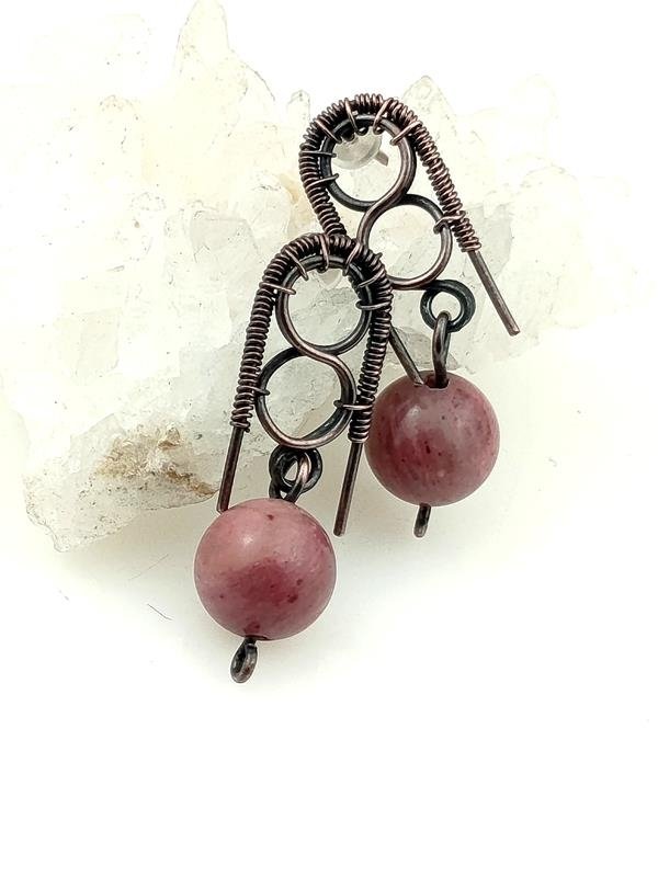 Kolczyki miedziane z rodonitem dla znaku Byka, Strzelca, Barana, Lwa, Koziorożca i Wagi