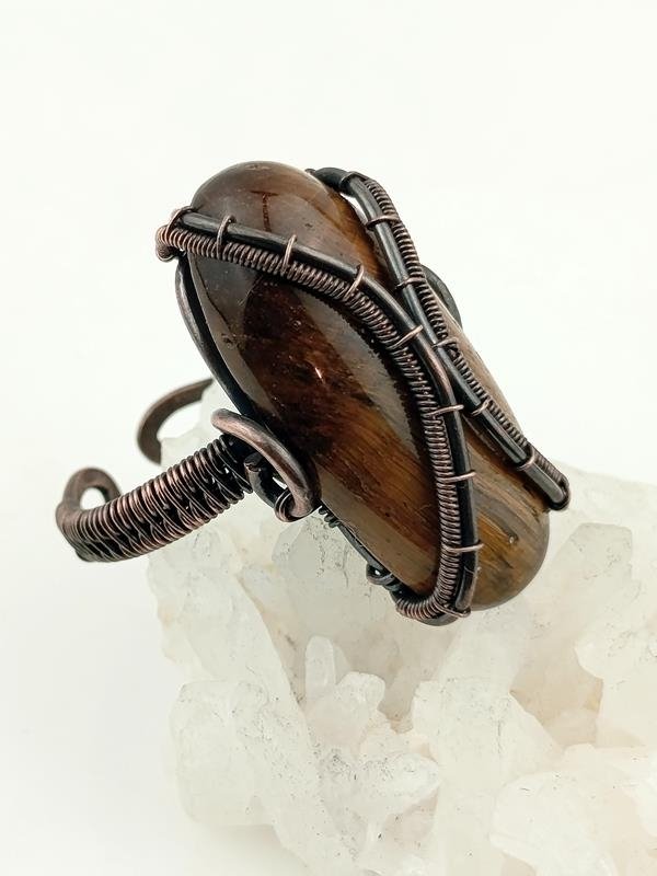 Pierścionek miedziany z tygrysim okiem – kamieniem równowagi pomiędzy skrajnościami, wnikliwości, witalności, siły, praktyczności