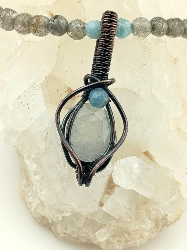 Naszyjnik z labradorytem – kamieniem ochrony i magii