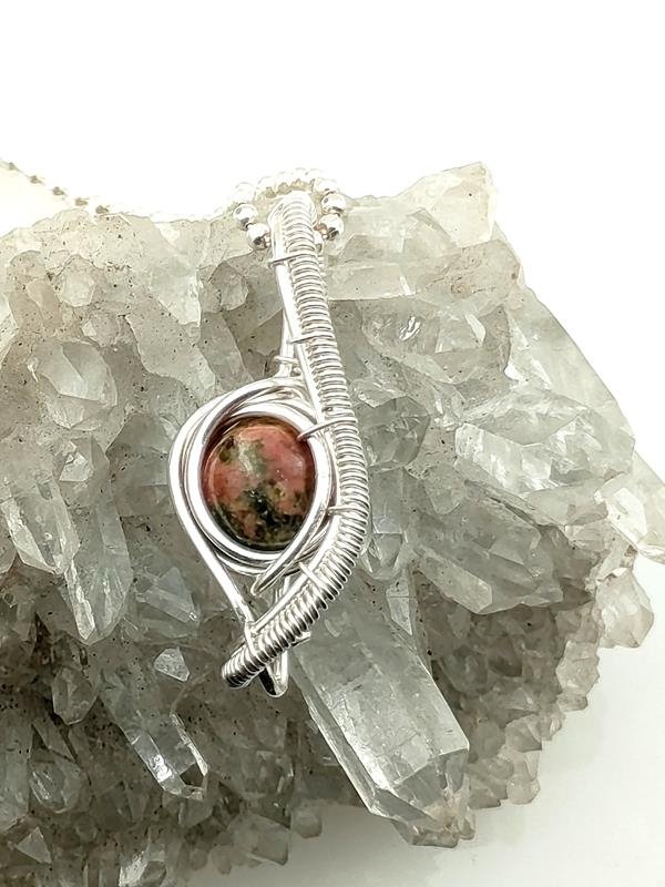 Wisiorek z drutu srebrnego (2.2x0.9 cm) z jaspisem unakit dla dietetyka, kardiologa, psychologa lub doradcy małżeńskiego