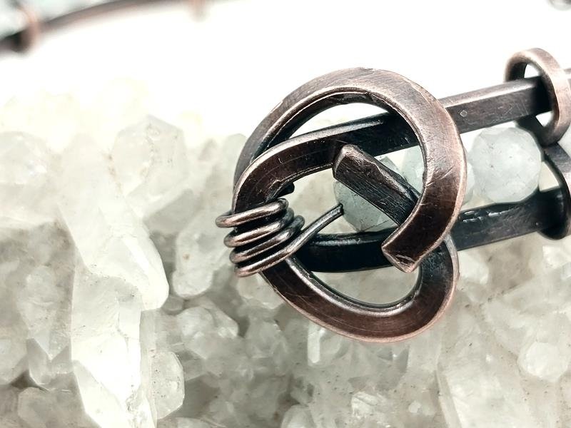 Bransoleta miedziana z akwamarynem – kamieniem uspokojenia, ukojenia, wzmocnienia jasnej komunikacji