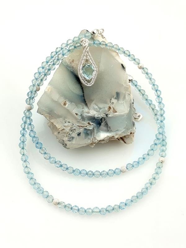 Naszyjnik z błękitnym topazem o długości 45 cm plus 4 cm, wisiorek 2.4x1 cm, srebro, waga naszyjnika 10.7 grama, rękodzieło