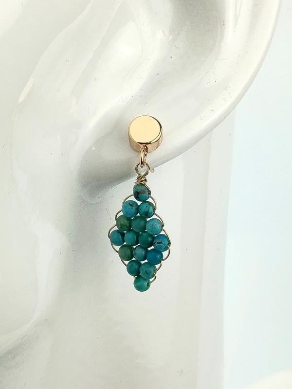 Naturalny turkus - kolczyki mosiężne na pozłacanych sztyftach, wymiary 3.2x1.2 cm, waga 3.1 grama, rękodzieło