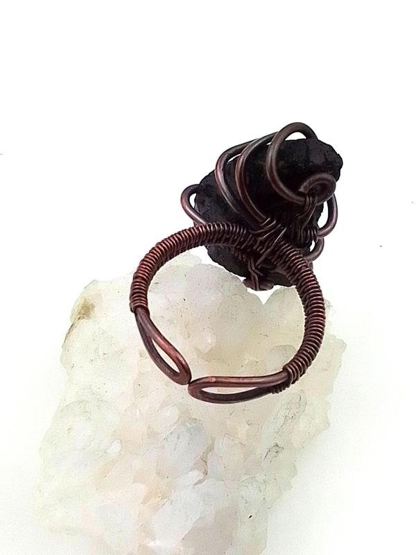 Surowy czarny turmalin - pierścionek miedziany 27x19 mm, rozmiar 18 – regulowany, znak Skorpiona, Panny, Wagi, Barana i Koziorożca