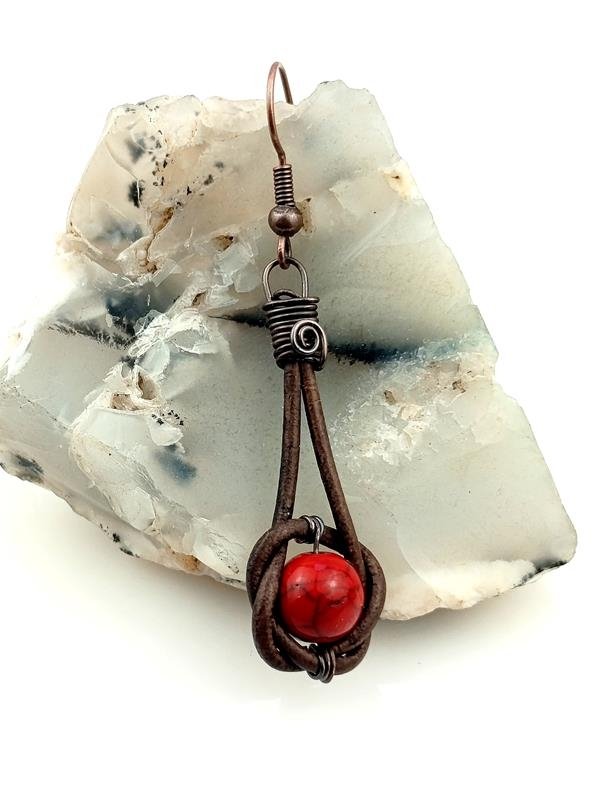 Kolczyki na rzemieniu z howlitem dla numerologicznej 2