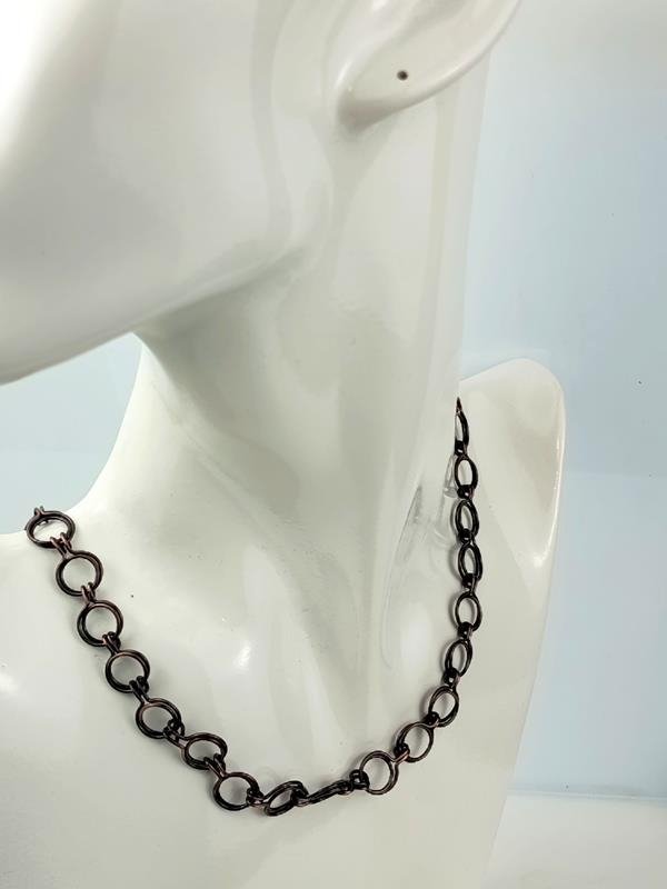 Ręcznie wykonany łańcuch z miedzi – metalu, którego żywiołem jest woda