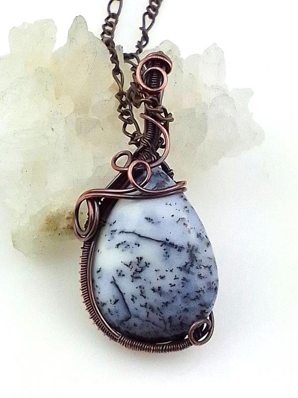 Opal dendrytowy - zawieszka miedziana