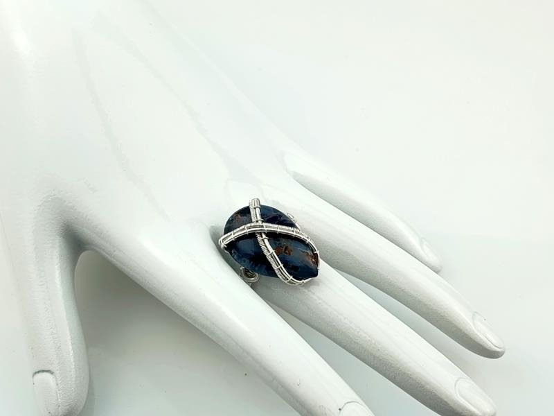 Niebieski pietersyt – damski pierścionek ze srebra dla znaku Lwa, Strzelca, Bliźniąt i Panny