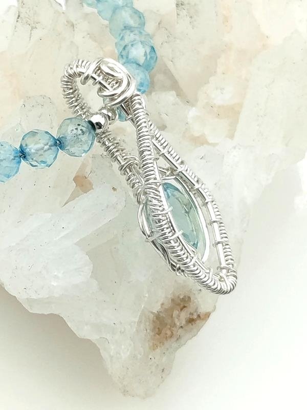 Naszyjnik ze srebra z błękitnym topazem dla znaku Strzelca, Panny, Wagi, Wodnika, Byka, Bliźniąt, Lwa i Skorpiona