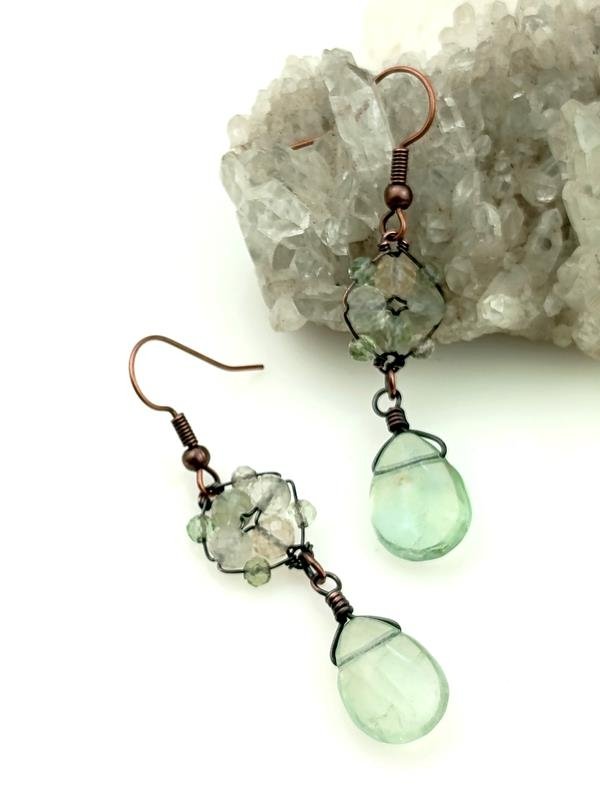 Zielony fluoryt - kolczyki miedziane, wymiary 5.6x1.2 cm, waga 5.5 grama, rękodzieło