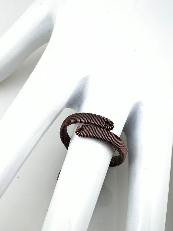 Pierścionek z drutu miedzianego z czaroitem - zdjęcie od spodu