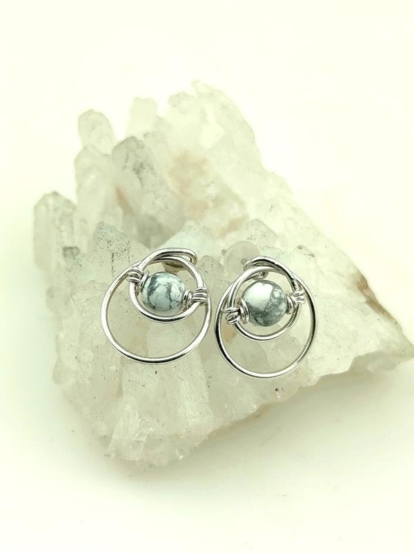 Kolczyki ze srebra z howlitem dla numerologicznej 2