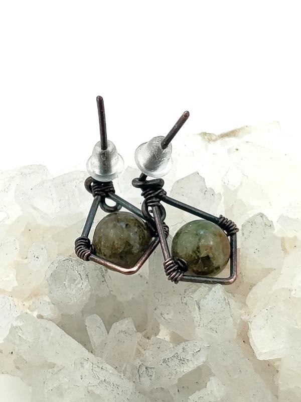Kolczyki miedziane z zielonym turmalinem - kamieniem uzdrawiania, siły i witalności 
