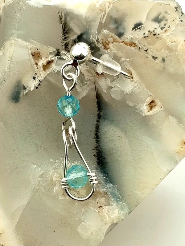 Kolczyki z błękitnym topazem – kamieniem wzmocnienia umysłu i komunikacji