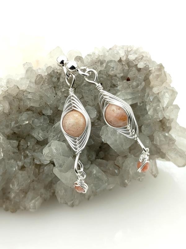 Kamień księżycowy i słoneczny - kolczyki ze srebra Ag930 dla znaku Raka, Ryb, Koziorożca, Lwa, Bliźniąt, Wagi, Panny i Barana