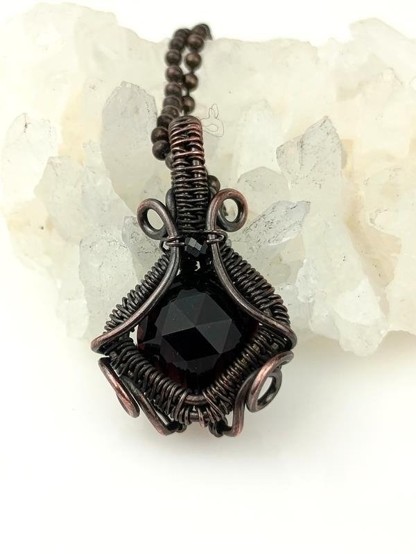 Obsydian czarny i spinel – damski wisiorek miedziany 2.3x1.5 cm, łańcuszek mosiężny 44 plus 5 cm, waga 5.4 grama, rękodzieło