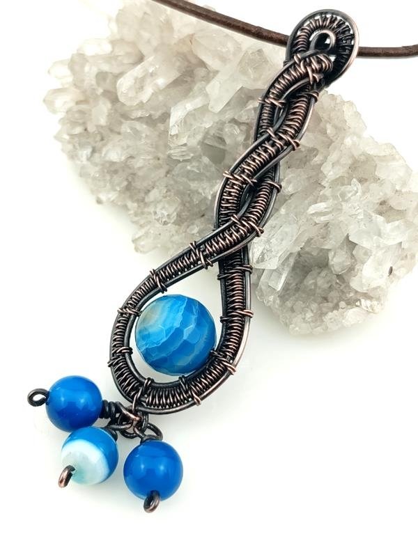 Na zamówienie - niebieski agat – wisior miedziany 8.4x2.2 cm, waga 10 gram, rzemień 60 cm plus 5 cm, rękodzieło