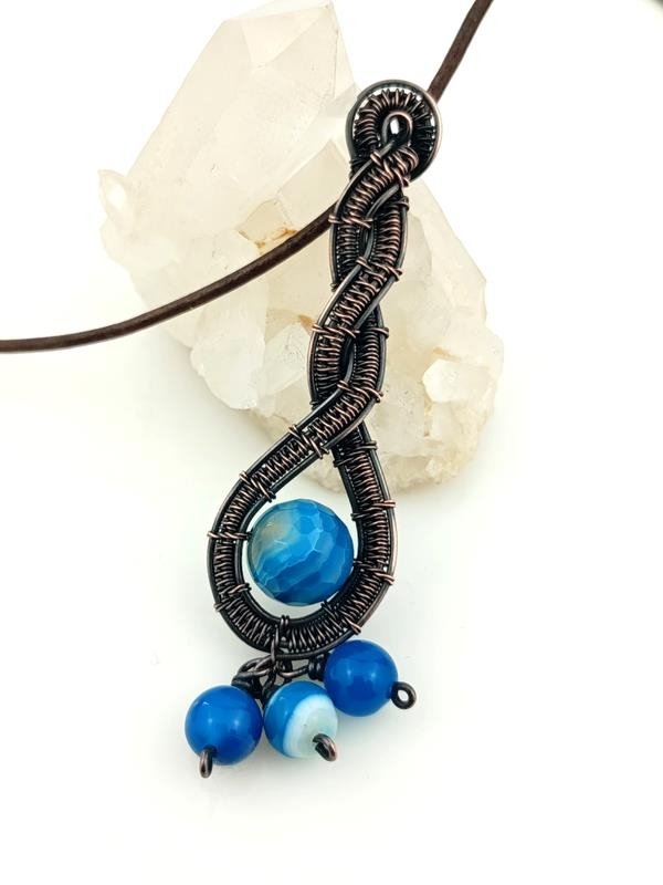 Na zamówienie - niebieski agat – wisior miedziany 8.4x2.2 cm, waga 10 gram, rzemień 60 cm plus 5 cm, rękodzieło