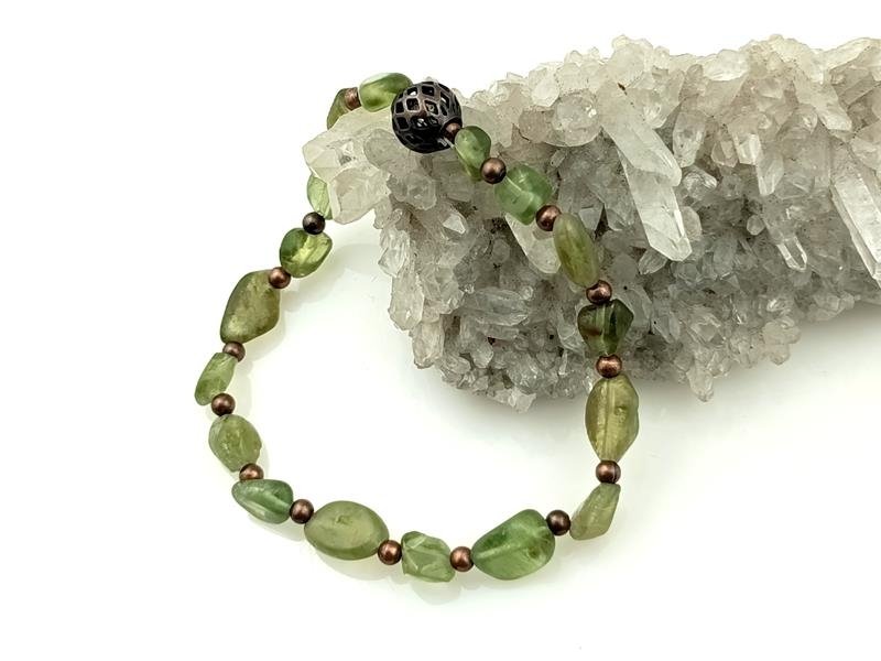 Bransoletka na gumce z kamykami perydotu dla numerologicznej 5, 9 i 22