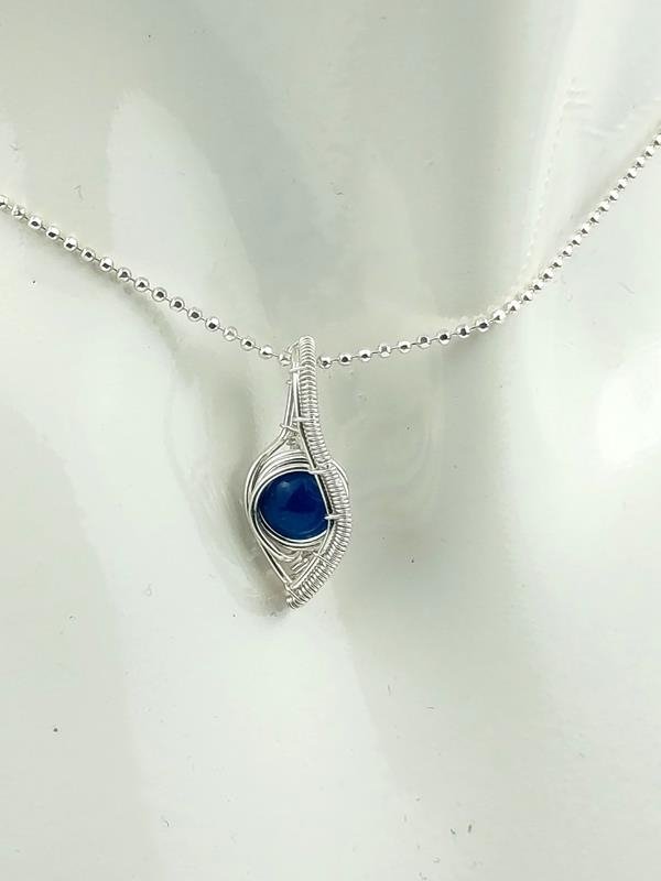 Zawieszka srebro Ag999 z niebieskim agatem, wymiary 2.2x0.9 cm,  łańcuszek 42 plus 3 cm Ag925, waga 3.4 grama, rękodzieło