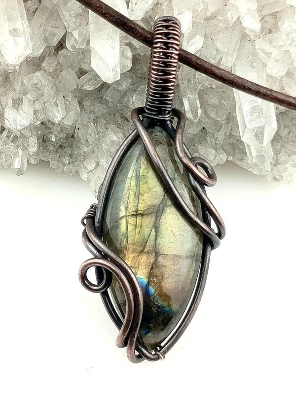 Męski wisior miedziany z labradorytem dla pisarza, kompozytora, fizjoterapeuty