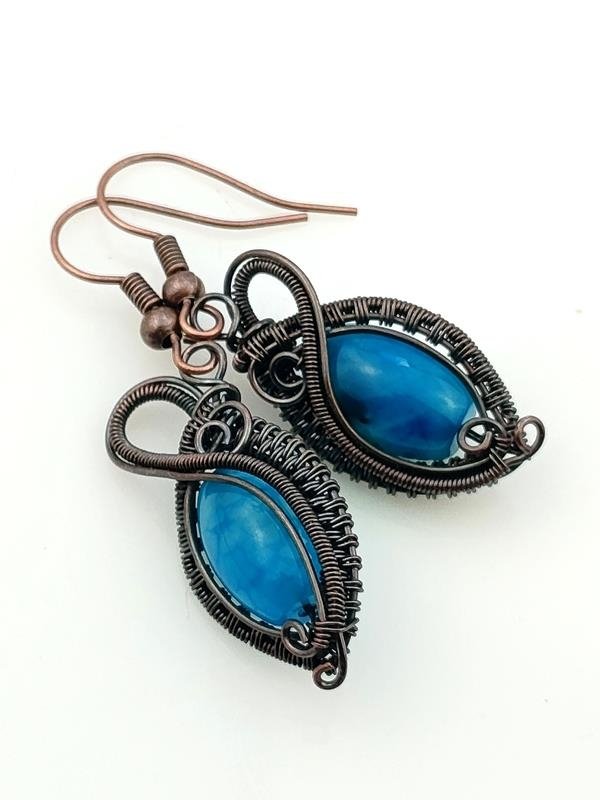 Kolczyki miedziane z niebieskim agatem, wymiary 4.4x1.4 cm, waga 5.1 grama, rękodzieło