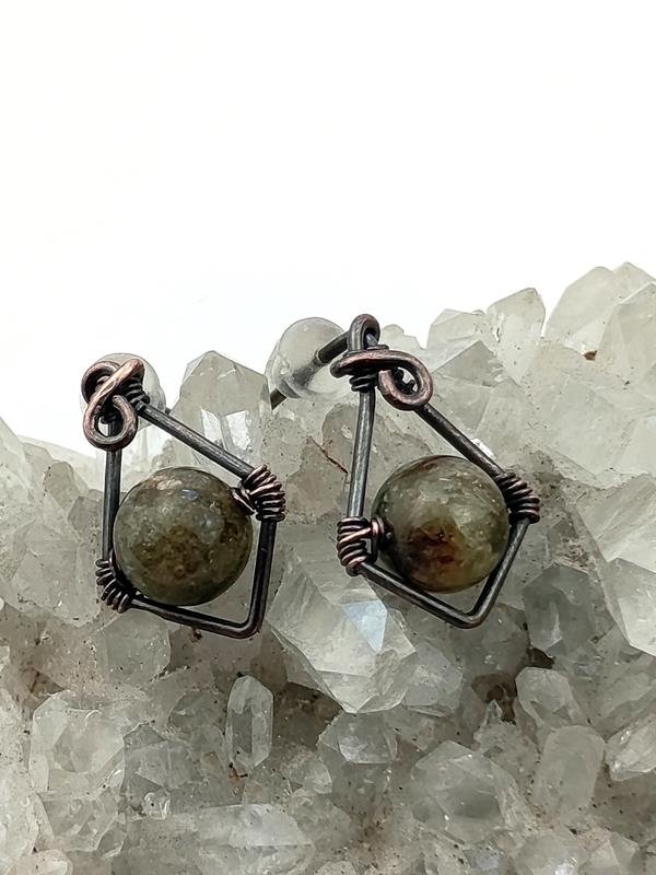 Prezent z okazji 8 rocznicy ślubu - kolczyki miedziane z zielonym turmalinem