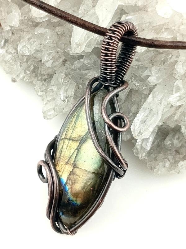 Labradoryt - męski wisior miedziany (5x2.1 cm) na rzemieniu 48.5 cm, waga naszyjnika 13 gram