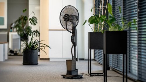 Wentylator stojący z funkcją mgiełki