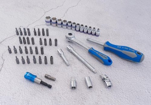 ZESTAW NARZĘDZI 1/4&quot; 51cz. NASADKI KRÓTKIE, 6-kąt. 4 - 14mm, BITY 1/4&quot; Z GRZECHOTKĄ I AKCESORIAMI, KASETA King Tony