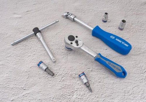 ZESTAW NARZĘDZI 1/4&quot; 31cz. NASADKI KRÓTKIE, 6-kąt. 4 - 13mm, T8 -T30, HEX 3 - 10 Z GRZECHOTKĄ I AKCESORIAMI, KASETA King To